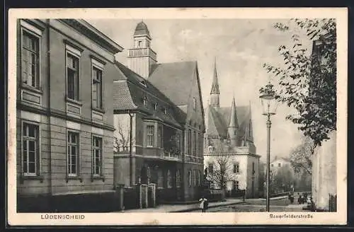 AK Lüdenscheid, Die Sauerfelderstrasse mit Blick zur Kirche