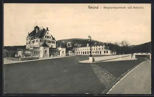 AK Gmünd, Hauptpostgebäude mit Bahnhof, im Vordergrund Strasse mit Brücke