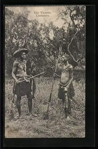 AK Sao Vicente, Männer in traditioneller Tracht mit Waffen