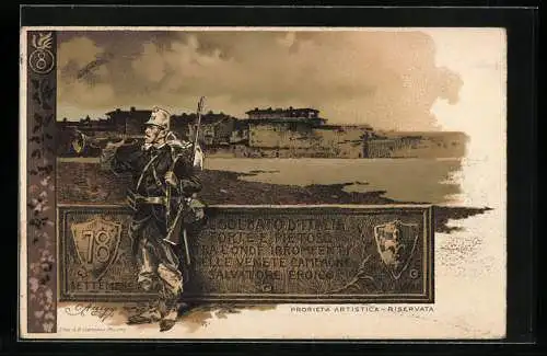 AK Italienischer Soldat der Infanterie bläst auf Trompete, Strand mit Stadt