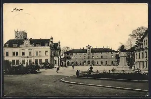 AK Aalen, Bahnhofplatz mit Bahnhof und Denkmal-Anlage