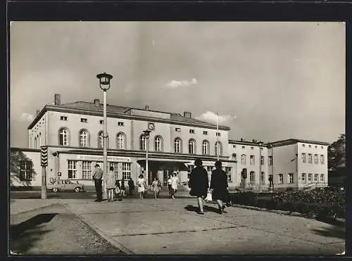 AK Aschersleben, Belebte Szene vor dem Bahnhof