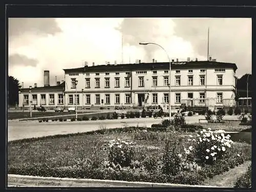 AK Ludwigslust /Meckl., Blumenbeet am Bahnhof