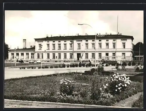 AK Ludwigslust /Meckl., Blumenbeet mit Blick zum Bahnhof