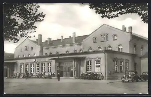 AK Güstrow /Meckl., Bahnhof mit Vorplatz und Passanten