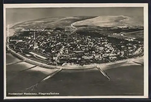 AK Norderney, Totalansicht mit Meer und Strand, Haus Rheinland vom Flugzeug aus