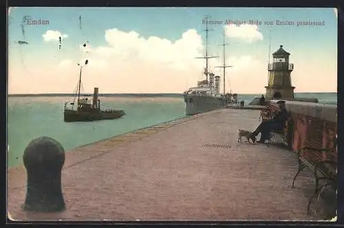 AK Emden / Ostfriesland, Kreuzer Albatros Mole passierend, Leuchtturm