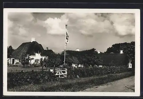 AK Keitum /Sylt, Friesengehöft mit Flagge