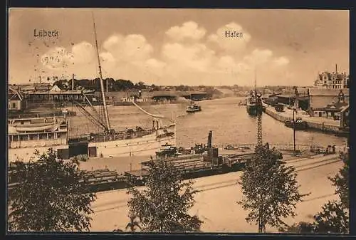 AK Lübeck, Hafenanlage mit Dampfern