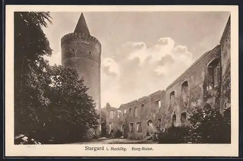 AK Stargard i. Mecklbg., Partie an der Burg Ruine mit Turm