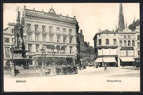 AK Lübeck, Strassenpartie Klingenberg mit Brunnen undHotel Stadt Hamburg, Geschäfte