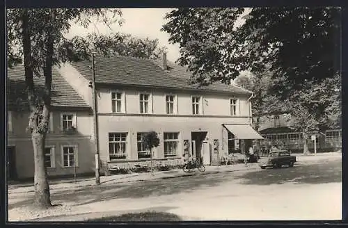 AK Rheinsberg / Mark, Hotel Deutsches Haus mit Trabant / Trabbi