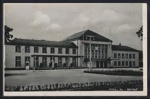 AK Flöha i. Sa., Blick auf den Bahnhof mit Vorplatz