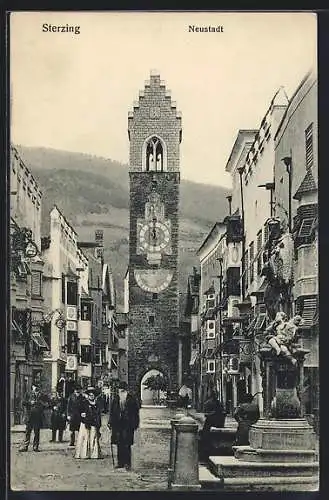 AK Sterzing, Strassenpartie in der Neustadt mit Tor u. Denkmal