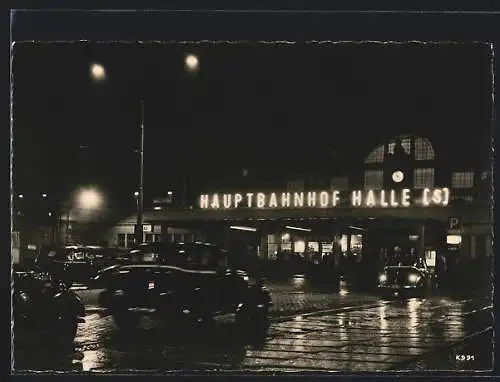 AK Halle / Saale, Hauptbahnhof mit Autoverkehr bei Nacht