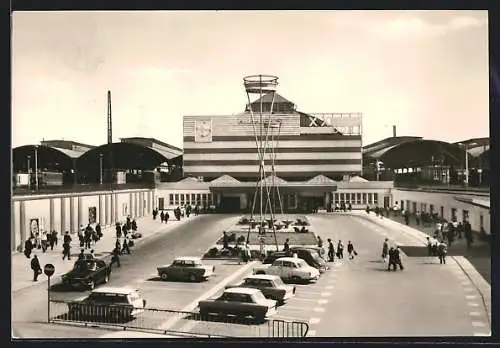 AK Halle / Saale, Hauptbahnhof und Parkplatz