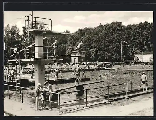 AK Riesa / Elbe, Freibad, Kinder auf dem Sprungturm