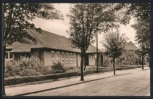 AK Falkenberg /Elster, Strassenpartie mit Landambulatorium