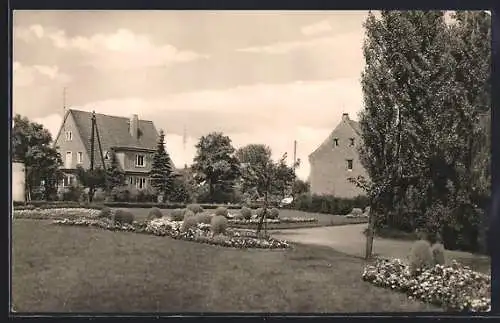 AK Welzow /Niederlausitz, Bahnhofsvorplatz mit Grünanlagen