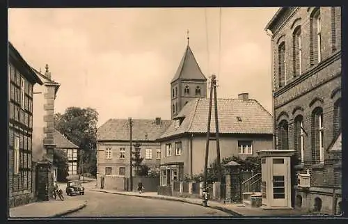 AK Diesdorf /Salzwedel, Postatrasse mit Post und Kirche