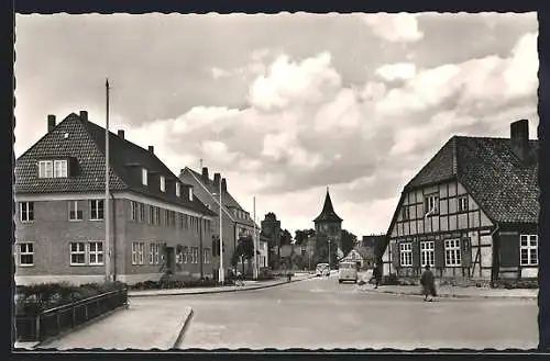 AK Lüchow /Hann., Theodor-Körner-Strasse mit Glockenturm