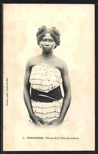 AK Madagascar, Femme de la tribu des Andrabe