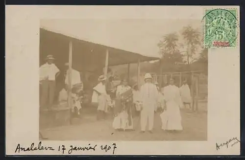 Foto-AK Analalava, Versammelte Menschen vor einem Haus im Januar 1907