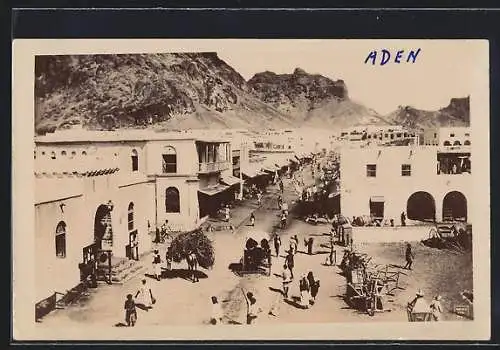 AK Aden, Main Street Crater, Passanten auf der Hauptstrasse
