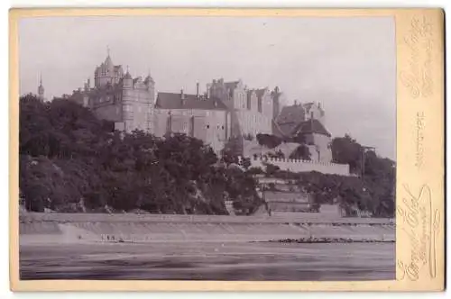 Fotografie Ernst Ebel, Bernburg, Ansicht Bernburg / Saale, Blick übers Wehr nach dem Schloss Bernburg