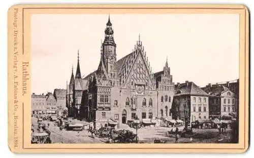 Fotografie A. Fabian & Co., Breslau, Ansicht Breslau, Marktplatz mit dem Rathaus und Marktständen