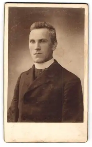 Fotografie unbekannter Fotograf und Ort, Primiziant George Kiener im Anzug mit Kollar, Primiz 1908