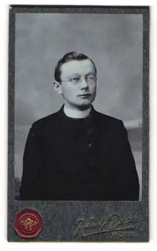 Fotografie Rudolf Berger, Wörgl, junger Pfarrer im Anzug mit Kollar und Brille
