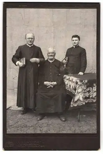 Fotografie O. Blaschke, Prien, drei Pastoren im Talar mit Kollar