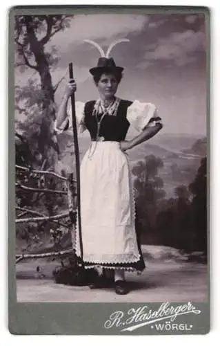 Fotografie R. Haselberger, Wörgl, junge Frau in Tracht mit Wanderstock vor einer Studiokulisse