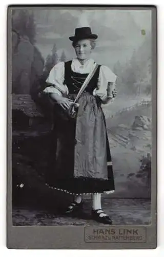 Fotografie Hans Link, Schwaz, Österreicherin in Tracht als Schankmagd mit umhänge Fass und Silberbecher