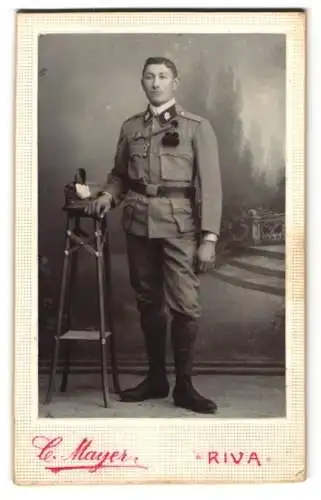 Fotografie C. Mayer, Riva, K.u.K. Gebirgstrupp Soldat in Uniform mit Schützenschnur und Federhut