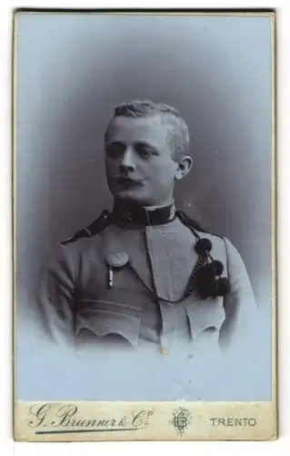 Fotografie G. Brunner & Co., Trento, K.u.K. Gebrigstruppler in Uniform mit Schützenschnur und Pfeife