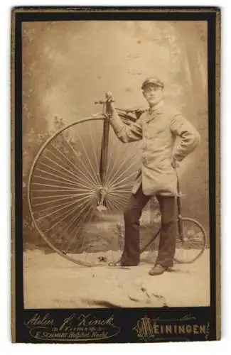 Fotografie F. Zinck, Meiningen, Halbestadtstr. 15, junger Mann mit seinem Hochrad / Velo