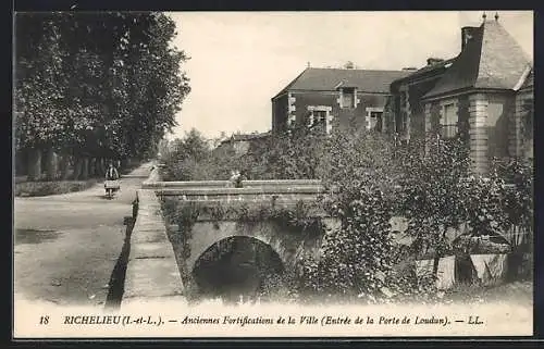 AK Richelieu, les anciennes fortifications de la ville, entrée par la porte de Loudun