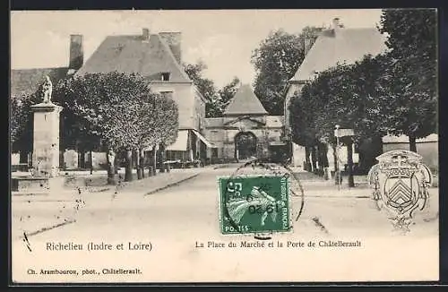 AK Richelieu /I.-et-L., La Place du Marché et la Porte de Châtellerault