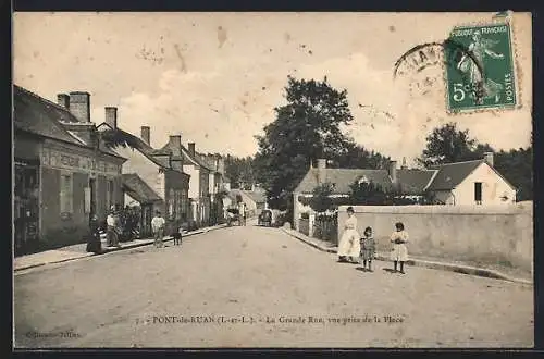 AK Pont-de-Ruan /I.-et-L., La Grande Rue, vue prise de la Place