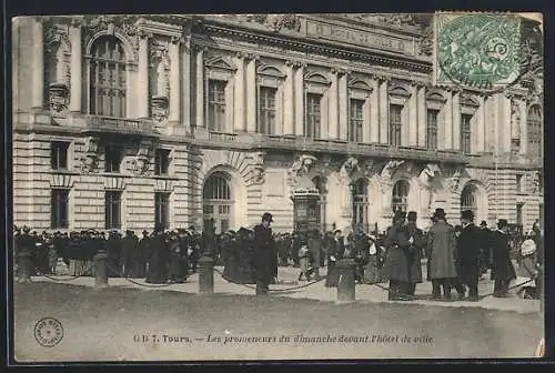 AK Tours, Les promeneurs du dimanche devant l`hôtel de ville