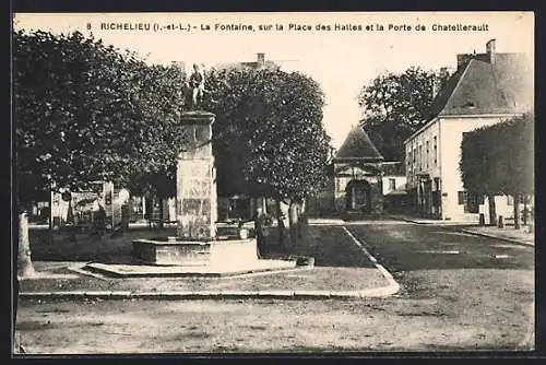 AK Richelieu, La Fontaine, sur la Place des Halles et la porte de Chatellerault