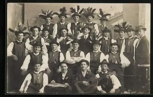 Foto-AK Männergruppe in Tracht vor Bergkulisse, Gitarre, Zither