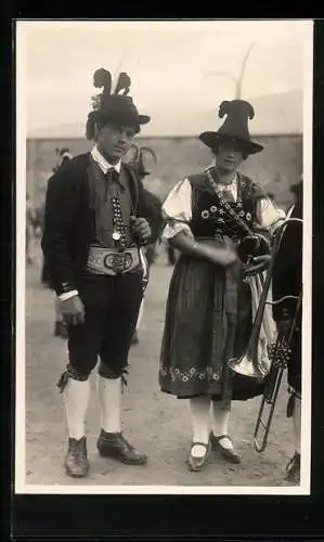 Foto-AK Paar in Südtiroler Tracht bei einem Festzug