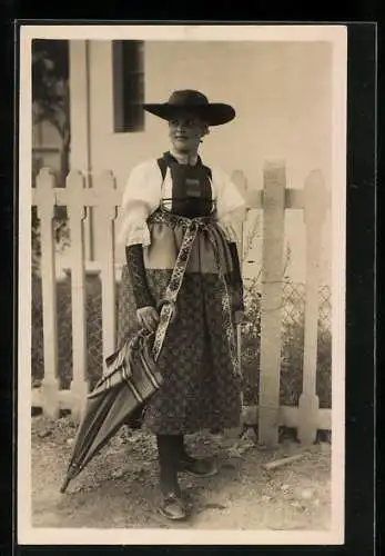 Foto-AK Junge Dame in italienischer Tracht, mit Stockschirm