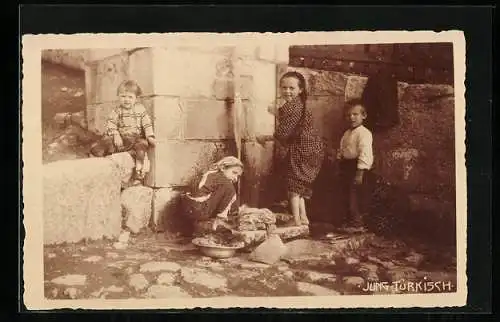 Foto-AK Türkische Kinder an einem Brunnen