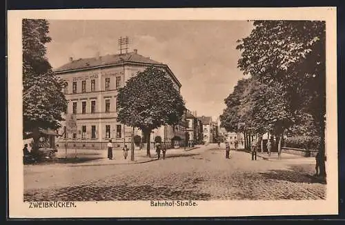 AK Zweibrücken, Bahnhof-Strasse mit Passanten