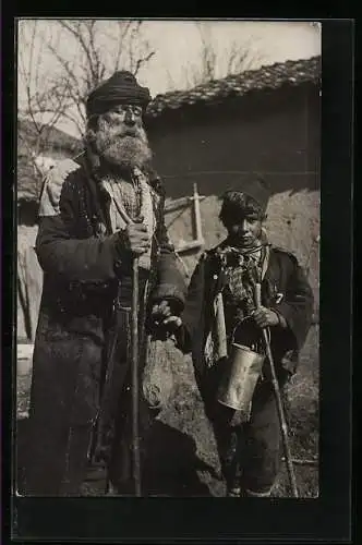 Foto-AK Älterer Mann und Junge mit Gehstöcken und Beutel