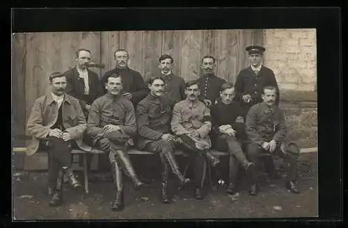 Foto-AK Gruppenfoto von Kriegsgefangenen